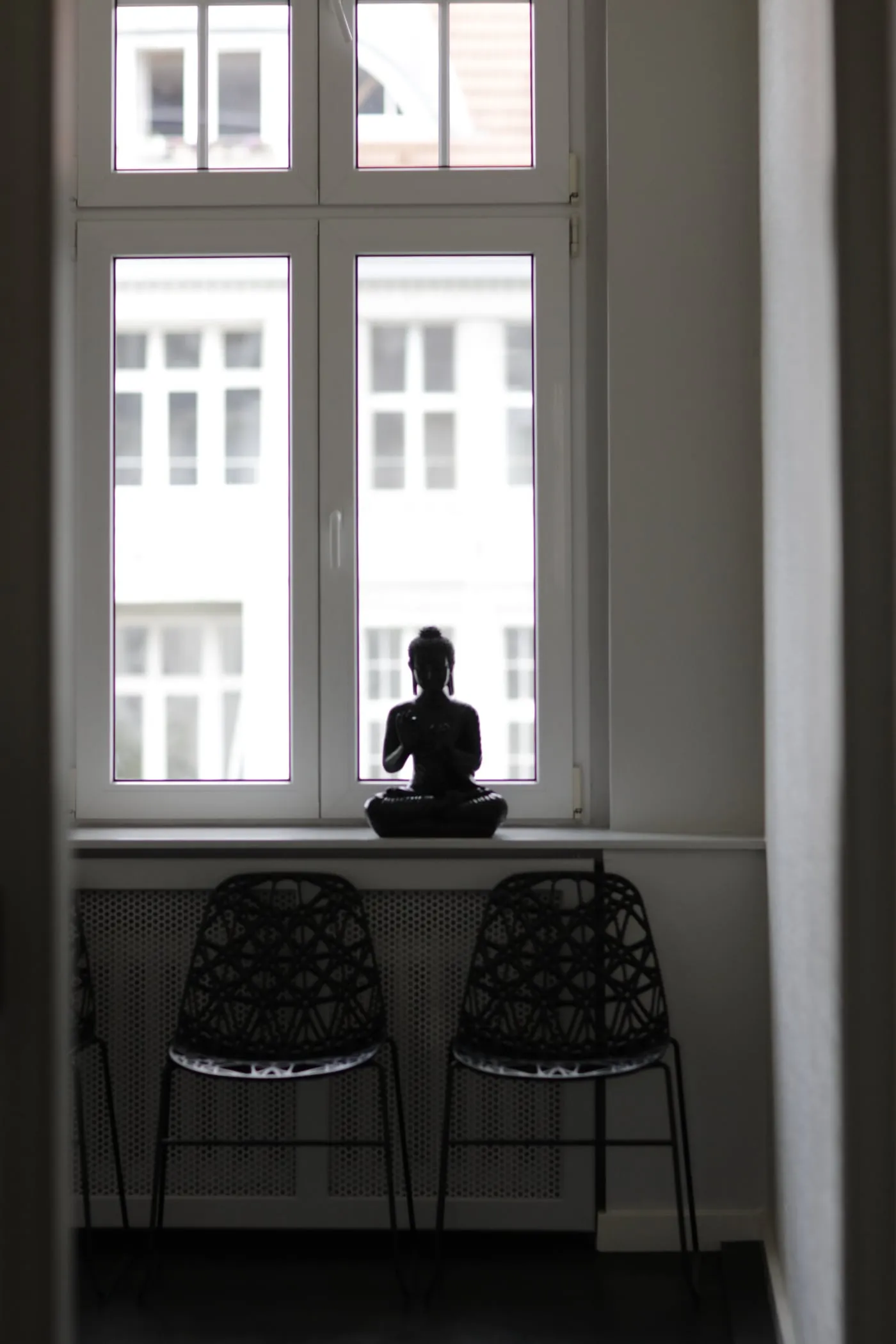 Altbaufenster mit Sitzplätzen im Wartebereich